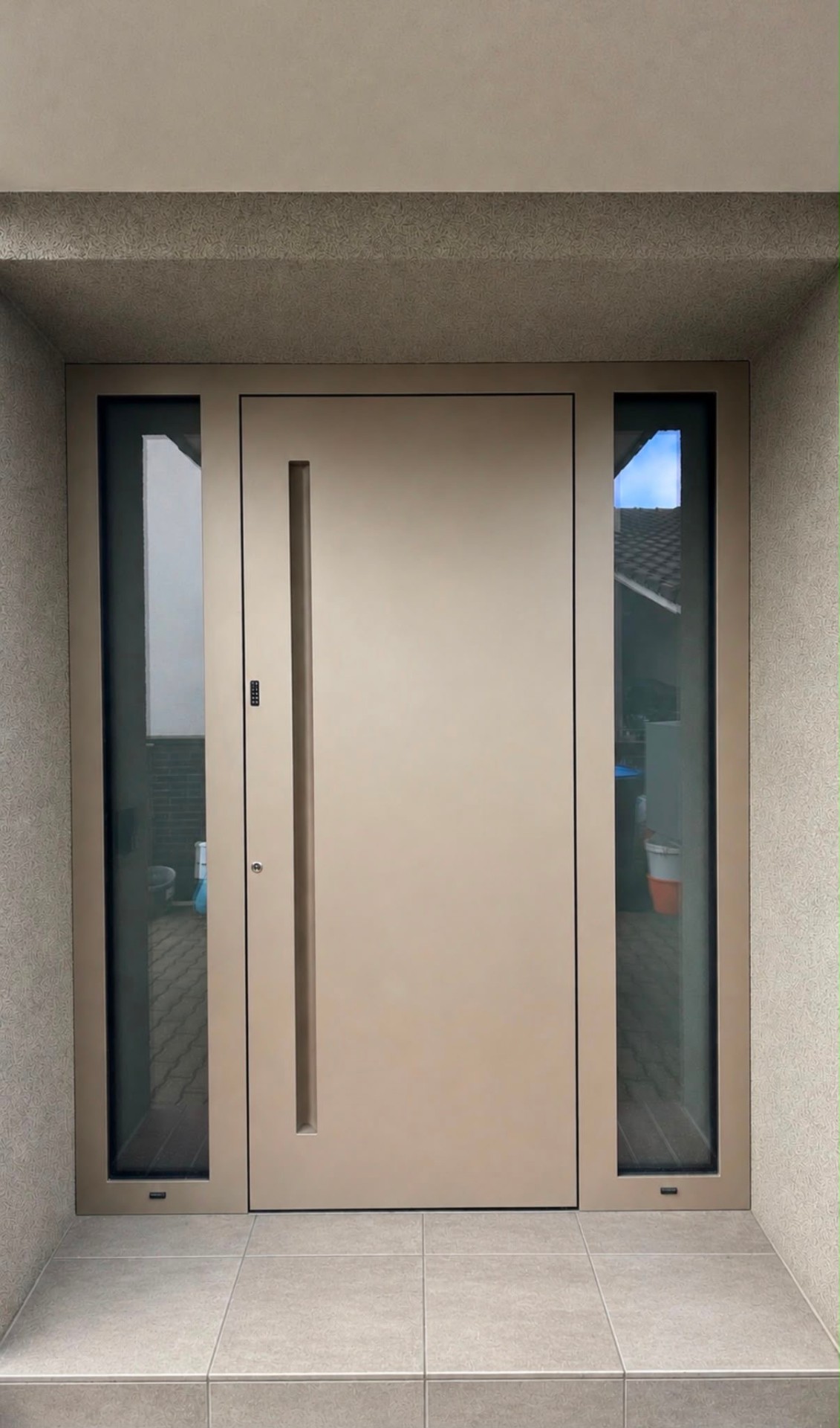 Beige Aluminium-Haustür mit zwei Seitenverglasungen und flächenbündigem Griff