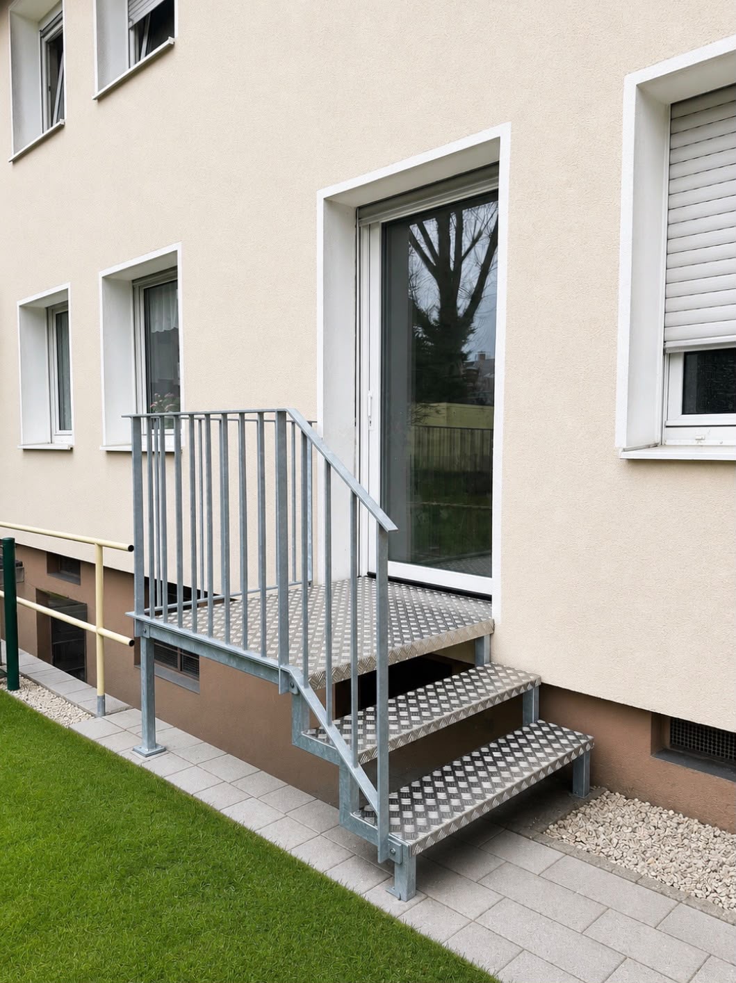 Maßgefertigte Stahltreppe an einem Kölner Wohnhaus